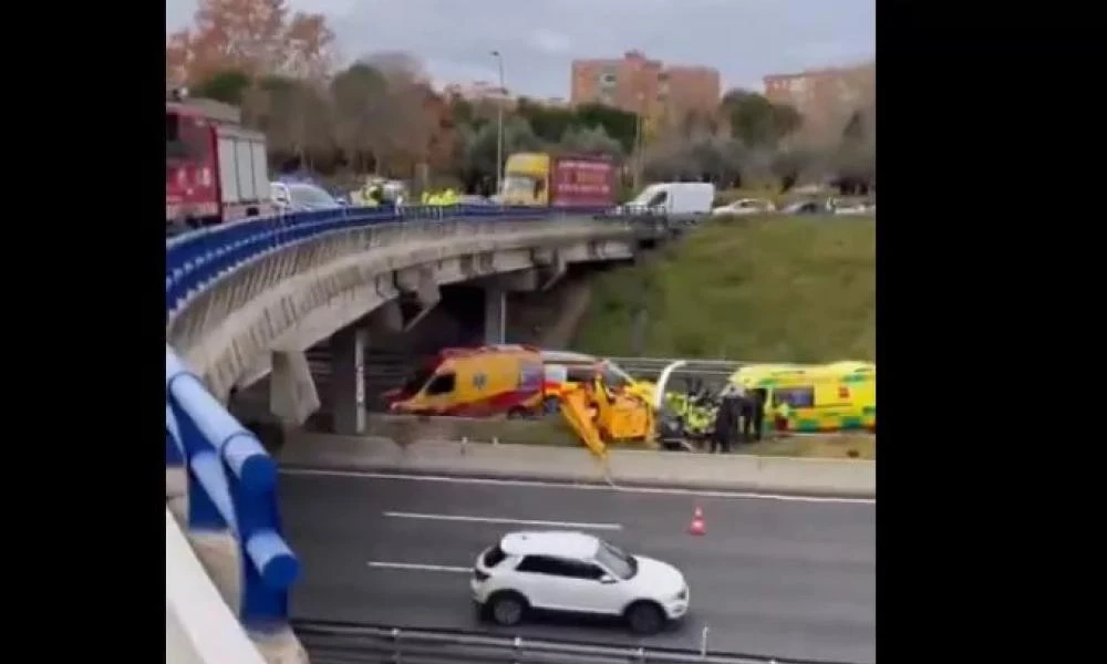 Σοκ στη Μαδρίτη: Eλικόπτερο συνετρίβη σε περιφερειακό δρόμο - Δύο τραυματίες (Βίντεο)